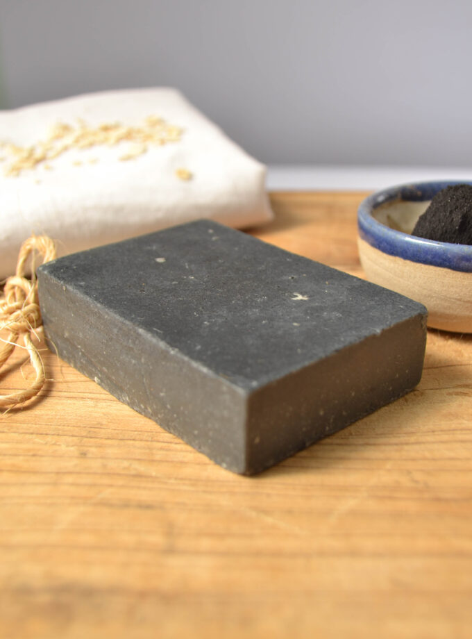 Jabón natural con carbón activado
